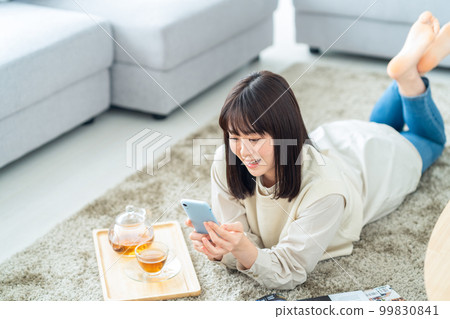 女人放鬆智能手機茶時間紅茶生活方式生活 99830841