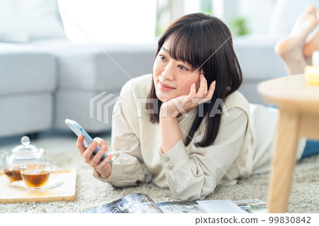 女人放鬆智能手機茶時間閱讀茶生活方式生活 女人放鬆智能手機茶時間閱讀茶生活方式生活 99830842