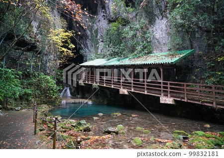 Entrance to Akiyoshi Cave 99832181