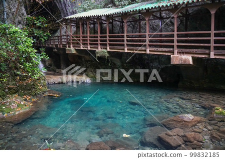 Entrance to Akiyoshi Cave 99832185