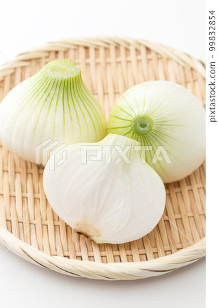 在籃子白色背景的新鮮的洋蔥 在籃子白色背景的新鮮的洋蔥 99832854