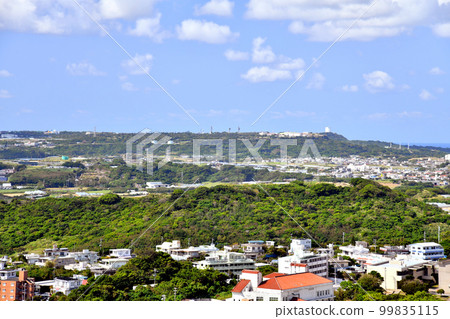 從南城市一側眺望八重瀨山和與座山（沖繩縣八重瀨町）[2023年3月] 99835115
