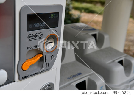 Vending machine and bottle collection box 99835204