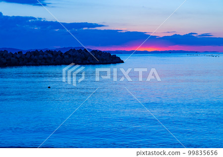 [鳴門風景]黎明前只有海浪聲的海灘 99835656