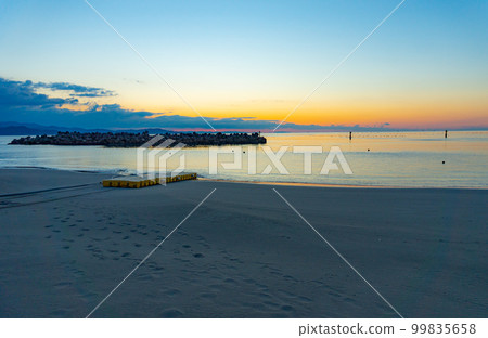 [鳴門風景]黎明前只有海浪聲的海灘 99835658