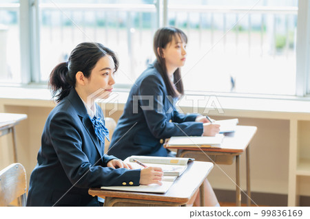 穿制服的女學生在教室裡學習 穿制服的女學生在教室裡學習 99836169