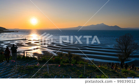 Okoshiki 海灘:夕陽下以島原半島和天草諸島為背景的美麗灘塗景觀 Okoshiki 海灘:夕陽下以島原半島和天草諸島為背景的美麗灘塗景觀 99839012