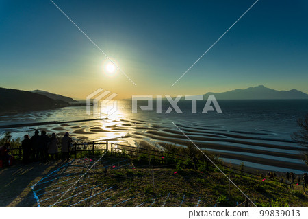Okoshiki Beach: A beautiful tidal flat landscape with the Shimabara Peninsula and Amakusa Islands in the background in the setting sun 99839013