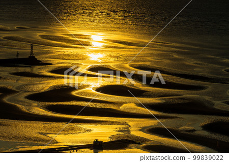 Okoshiki 海灘：夕陽下以島原半島和天草諸島為背景的美麗灘塗景觀 99839022