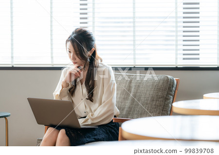 Business women laptop 99839708