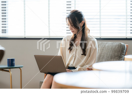 Business women laptop 99839709