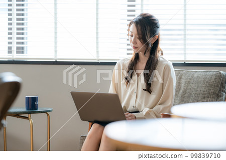 Business women laptop 99839710