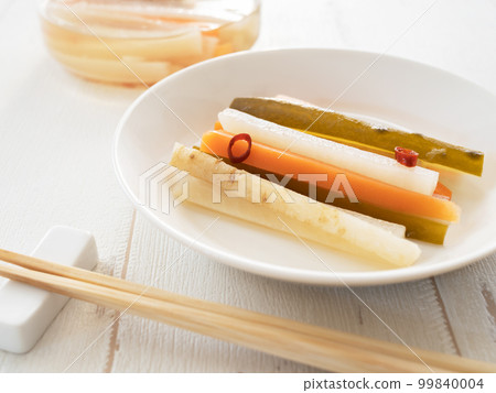 玻璃碗裡的泡菜 玻璃碗裡的泡菜 99840004