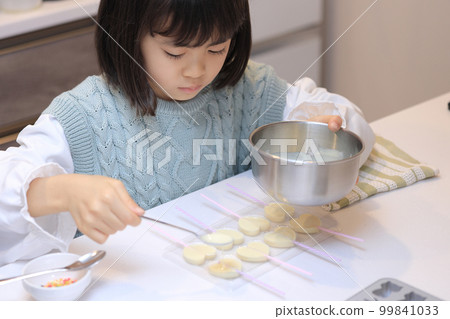 製作白巧克力的小學生（8歲） 99841033