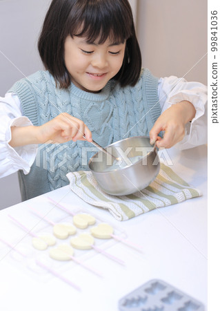 製作白巧克力的小學生（8歲） 99841036