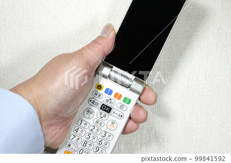 拿著手機的男人的手 拿著手機的男人的手 99841592
