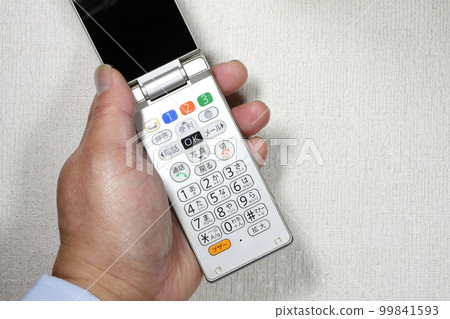 拿著手機的男人的手 拿著手機的男人的手 99841593