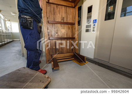 Moving work of an apartment building Transportation of tables by elevator Moving work of an apartment building Transportation of tables by elevator 99842604