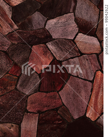 深紅棕色粗糙鋪路石表面的垂直背景圖像 99842622