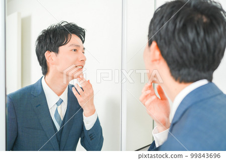 一個在意鏡子前皮膚粗糙的年輕上班族 99843696