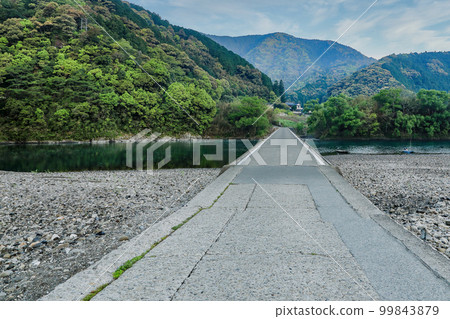 位於高知縣日本三大清流之一的四萬十川上的勝間沉降橋 位於高知縣日本三大清流之一的四萬十川上的勝間沉降橋 99843879