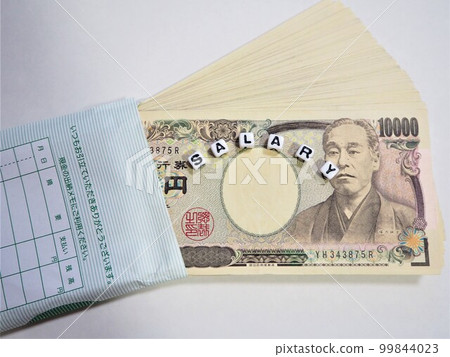 信封中的一疊 10,000 日元鈔票和工資字母“SALARY”13 99844023