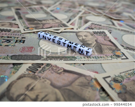 10,000 yen bill and the English word "INVESTMENT" 15 "investment" in English beads 10,000 yen bill and the English word "INVESTMENT" 15 "investment" in English beads 99844034