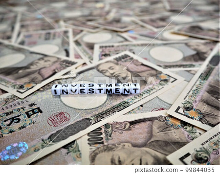 10,000 yen bill and the English letter "INVESTMENT" 14 English letter beads for "Investment" 99844035