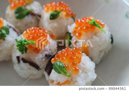 三文魚籽手鞠壽司 孩子們也能輕鬆吃到 三文魚籽手鞠壽司 孩子們也能輕鬆吃到 99844361