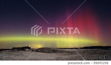 Northern lights - Aurora borealis dancing in the night sky. 99845208