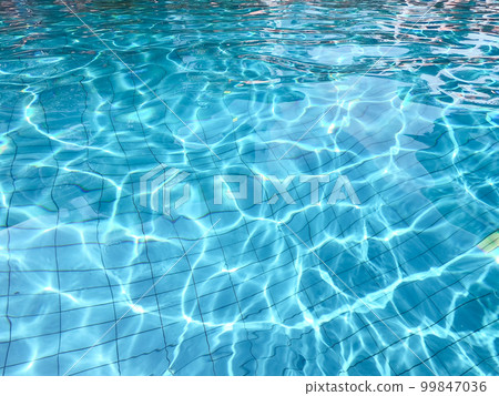具有令人眼花繚亂的水面的夏季游泳池的圖像 99847036