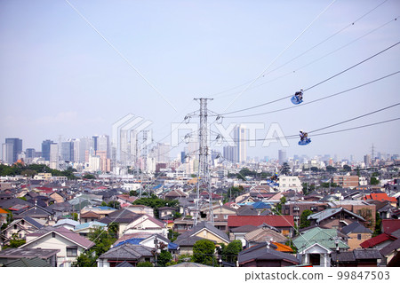 從東京的杉並區看向新宿,線人鋼塔,保護電線和電力的人 從東京的杉並區看向新宿,線人鋼塔,保護電線和電力的人 99847503