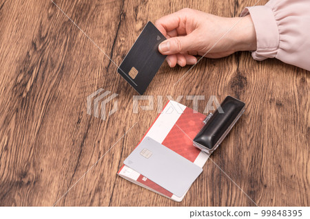 [準備存摺、卡片和印章的主婦] 99848395