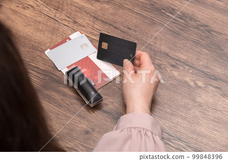 [準備存摺、卡片和印章的主婦] 99848396