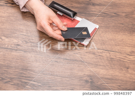 [準備存摺、卡片和印章的主婦] 99848397