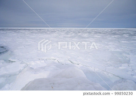 Shunkunitai in winter Coast covered with drift ice Shunkunitai in winter Coast covered with drift ice 99850230