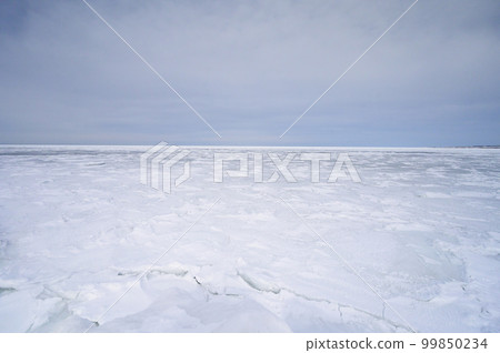 流冰覆蓋的冬季海岸的春國台 流冰覆蓋的冬季海岸的春國台 99850234
