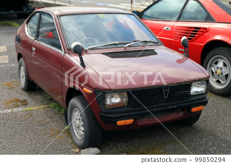 Image of an old domestic car 99850294