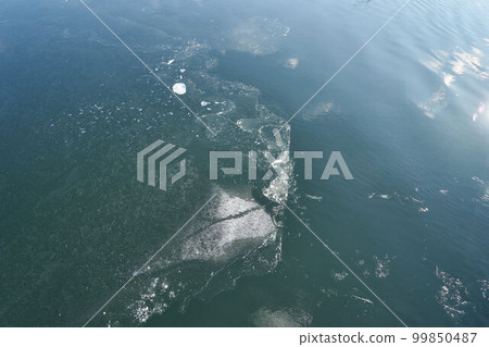 從船上看到的北海道網走川流冰 從船上看到的北海道網走川流冰 99850487
