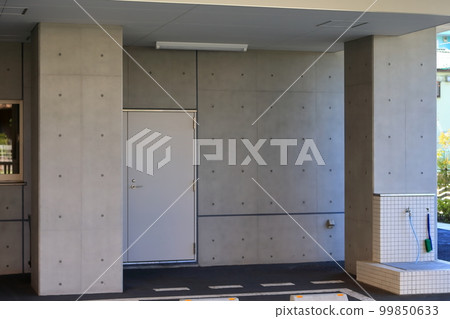 Image of exposed concrete on the outer wall 99850633