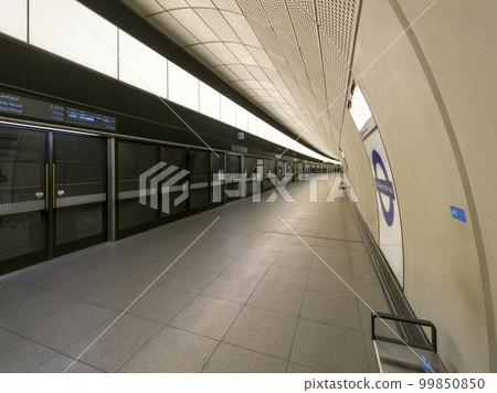 倫敦伊麗莎白線“托特納姆法院路站”站台/英國倫敦 99850850