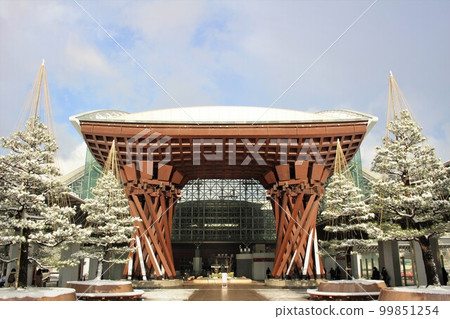 Snow and Blue Sky Kanazawa Station Tsuzumimon Kanazawa City Ishikawa Prefecture Hokuriku 99851254