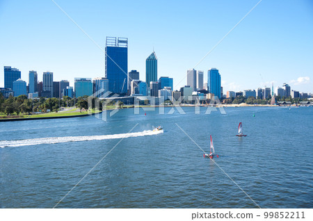 Swan river and beautiful Perth cityscape 99852211