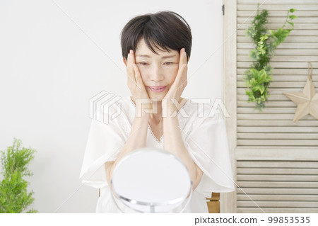 50多歲的女性做面部皮膚護理 99853535