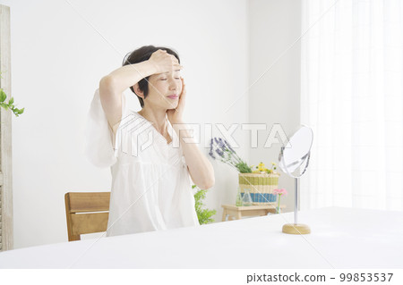 50多歲的女性做面部皮膚護理 99853537
