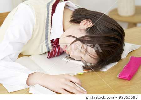 在家學習時睡著的女高中生 99853583
