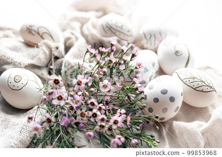 Easter composition with hand-painted eggs and flowers. 99853968
