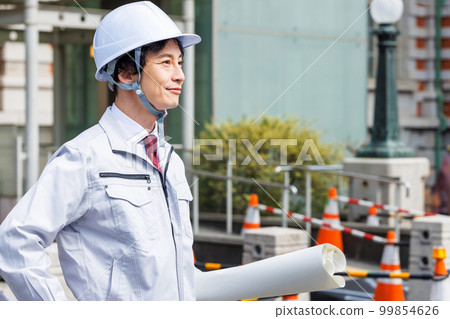 站在施工現場的現場主管 99854626