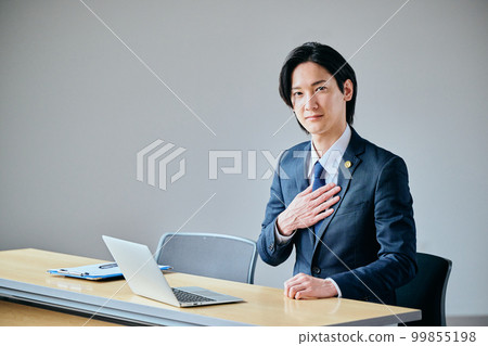 手放在胸前的年輕律師 99855198