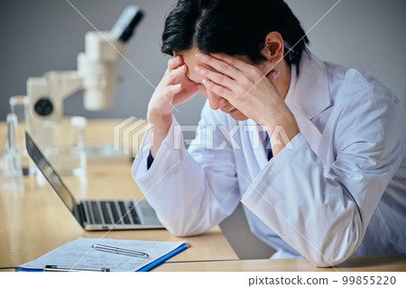 一個穿白大褂的男人，工作失敗，抱頭 99855220